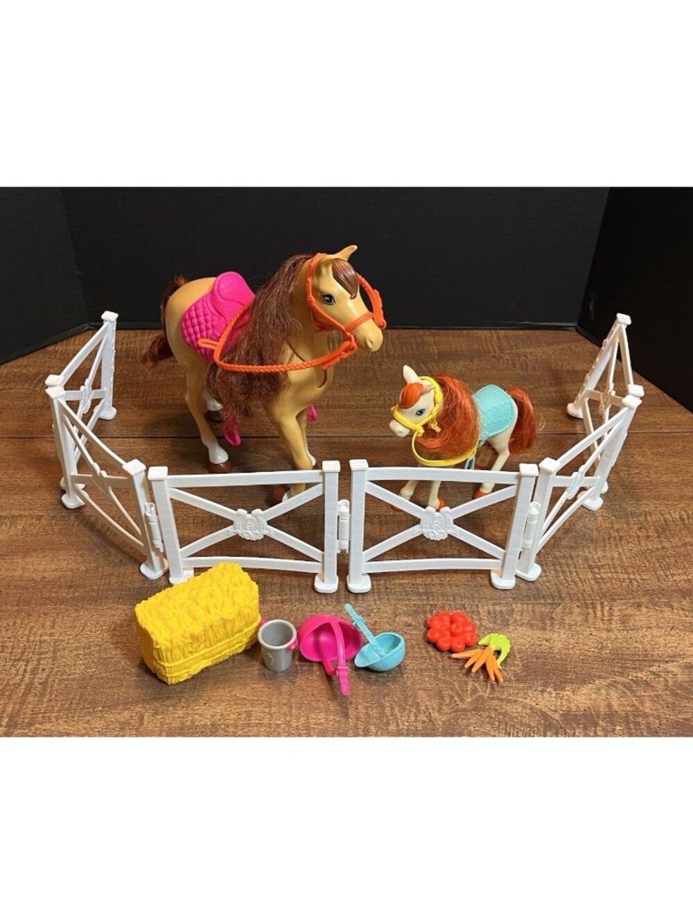 Barbie Hugs N Horses Tan Horse w/Foal 6 Fence Panels + Accessories